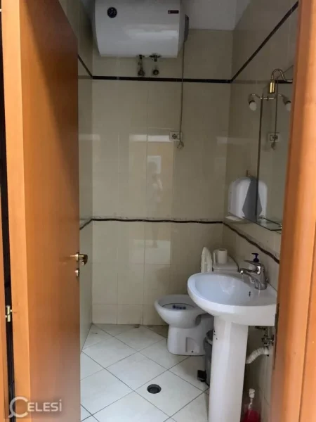 Tirane, jepet me qera zyre Kati 1, 39 m² 700 € (RRUGA E ELBASANIT)