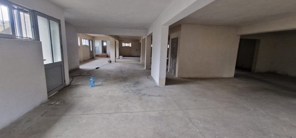 Tirane, jepet me qera magazine Kati 0, 360 m² 800 € (Dritan Hoxha, afer Casa Italia)