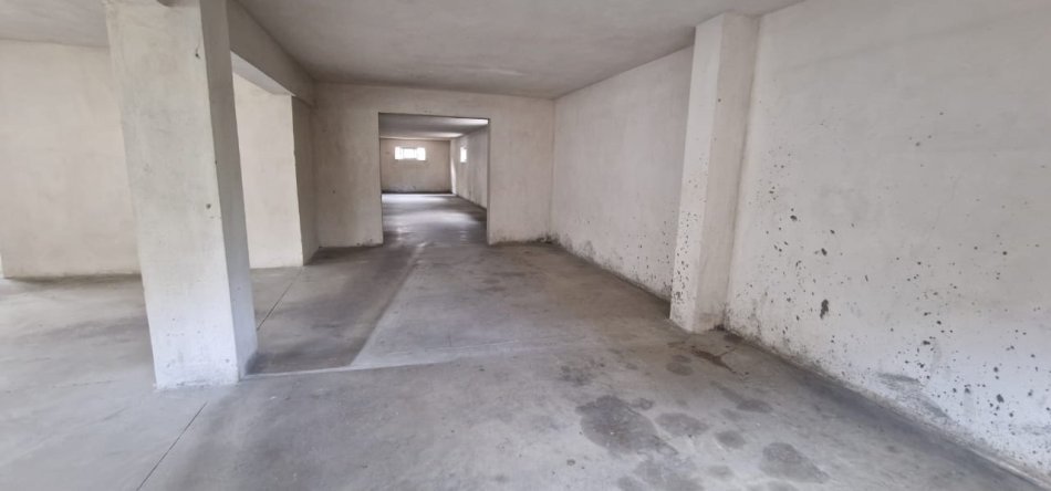 Tirane, jepet me qera magazine Kati 0, 360 m² 800 € (Dritan Hoxha, afer Casa Italia)
