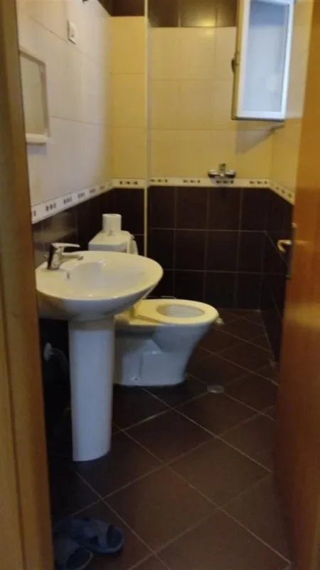 Tirane, jepet me qera apartament 2+1+Ballkon Kati 4, 100 m² 450 € (FABRIKA E MJELLIT)