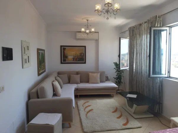 Tirane, jepet me qera apartament 2+1+Ballkon Kati 8, 90 m² 600 € (Rruga Fortuzi ,prane Ministrise se Drejtesise , Qender)