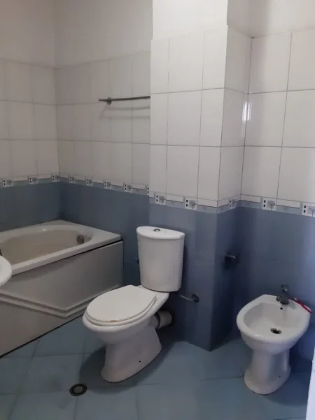 Tirane, jepet me qera apartament 2+1+Ballkon Kati 8, 90 m² 600 € (Rruga Fortuzi ,prane Ministrise se Drejtesise , Qender)