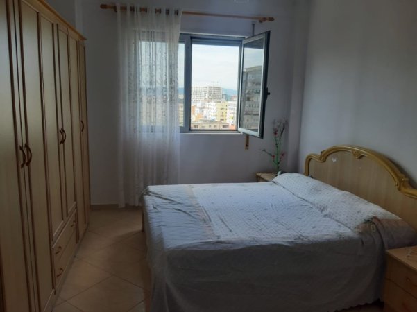 Tirane, jepet me qera apartament 2+1+Ballkon Kati 8, 90 m² 600 € (Rruga Fortuzi ,prane Ministrise se Drejtesise , Qender)