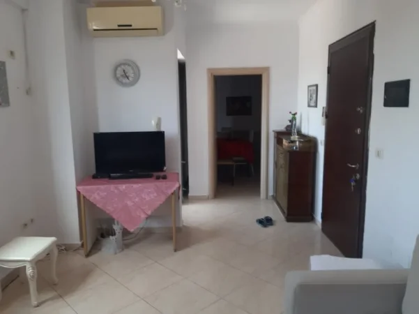 Tirane, jepet me qera apartament 2+1+Ballkon Kati 8, 90 m² 600 € (Rruga Fortuzi ,prane Ministrise se Drejtesise , Qender)