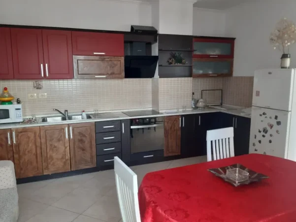 Tirane, jepet me qera apartament 2+1+Ballkon Kati 8, 90 m² 600 € (Rruga Fortuzi ,prane Ministrise se Drejtesise , Qender)