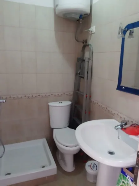 Tirane, jepet me qera apartament 2+1+Ballkon Kati 8, 90 m² 600 € (Rruga Fortuzi ,prane Ministrise se Drejtesise , Qender)