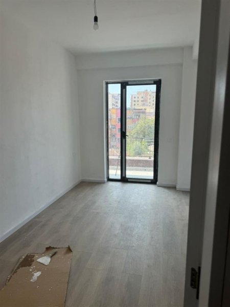 Tirane, jepet me qera zyre Kati 2, 95 m² 700 € (MYSLYM SHYRI)