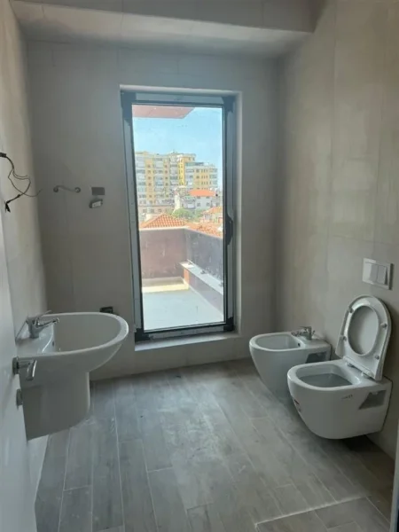 Tirane, jepet me qera zyre Kati 2, 95 m² 700 € (MYSLYM SHYRI)