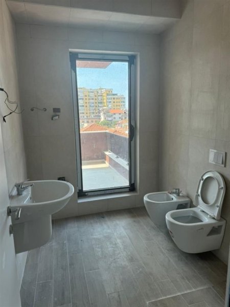 Tirane, jepet me qera zyre Kati 2, 95 m² 700 € (MYSLYM SHYRI)