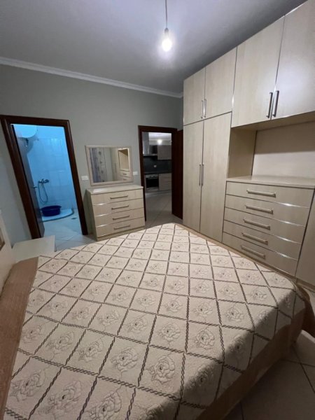 Tirane, jepet me qera apartament 2+1+Ballkon Kati 2, 100 m² 450 € (Liqeni i thate , RRuga peti , ne fund te malores)