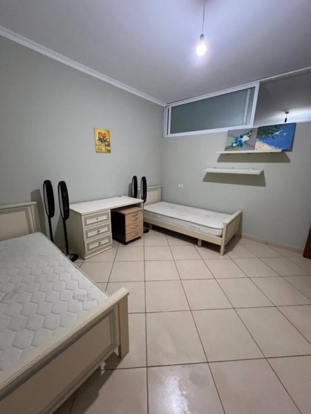 Tirane, jepet me qera apartament 2+1+Ballkon Kati 2, 100 m² 450 € (Liqeni i thate , RRuga peti , ne fund te malores)