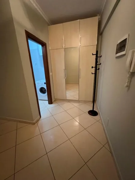 Tirane, jepet me qera apartament 2+1+Ballkon Kati 2, 100 m² 450 € (Liqeni i thate , RRuga peti , ne fund te malores)