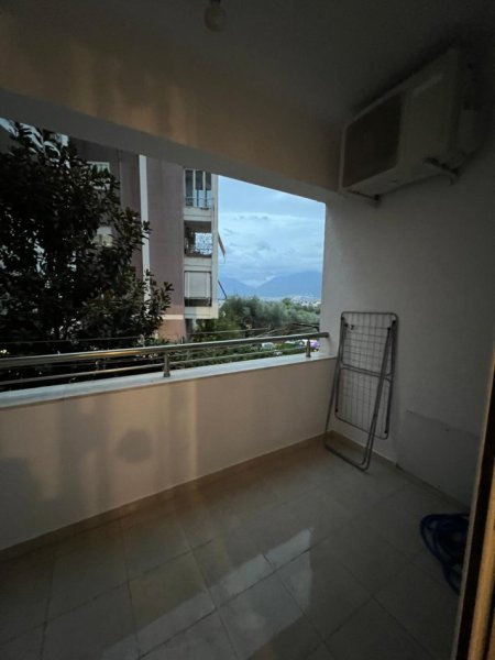 Tirane, jepet me qera apartament 2+1+Ballkon Kati 2, 100 m² 450 € (Liqeni i thate , RRuga peti , ne fund te malores)