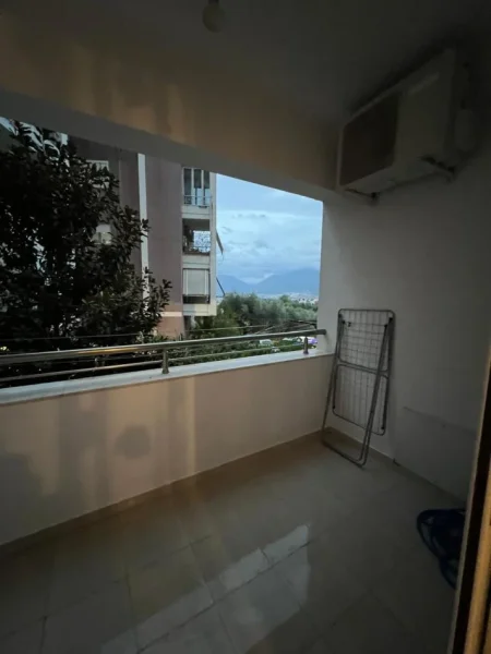 Tirane, jepet me qera apartament 2+1+Ballkon Kati 2, 100 m² 450 € (Liqeni i thate , RRuga peti , ne fund te malores)