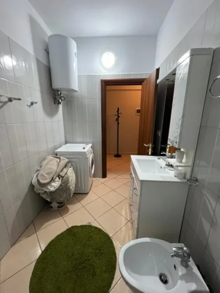 Tirane, jepet me qera apartament 2+1+Ballkon Kati 2, 100 m² 450 € (Liqeni i thate , RRuga peti , ne fund te malores)