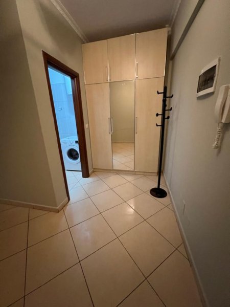 Tirane, jepet me qera apartament 2+1+Ballkon Kati 2, 100 m² 450 € (Liqeni i thate , RRuga peti , ne fund te malores)