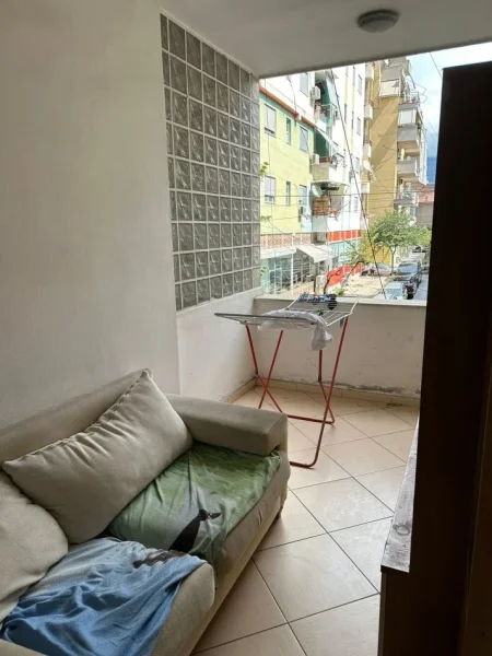 Tirane, jepet me qera apartament 2+1+Ballkon Kati 2, 80 m² 600 € (Selvia ,te market Spar)