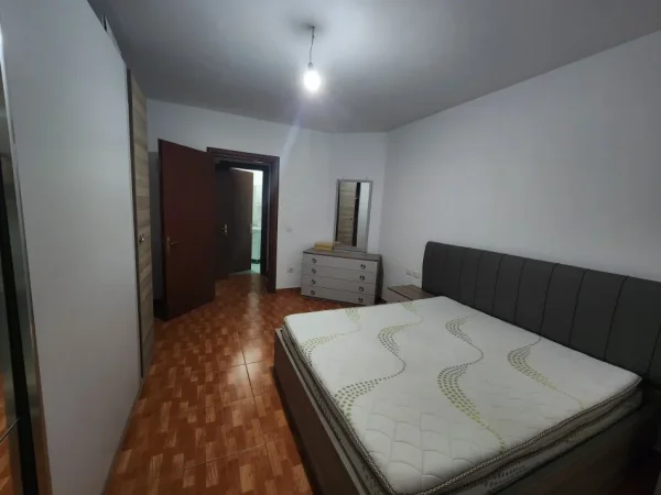Tirane, jepet me qera apartament 2+1+Ballkon Kati 4, 120 m² 400 € (Misto mame)
