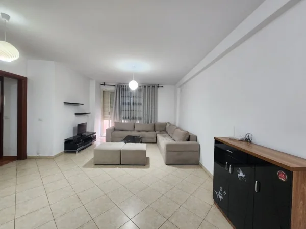 Tirane, jepet me qera apartament 2+1+Ballkon Kati 4, 120 m² 400 € (Misto mame)