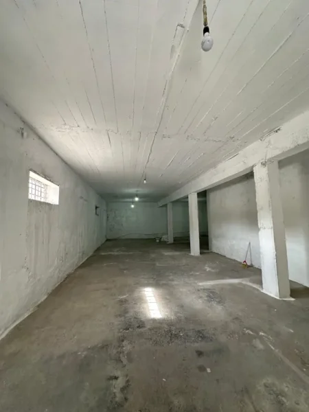 Tirane, jepet me qera magazine Kati 0, 600 m² 1.200 € (Kombinat)