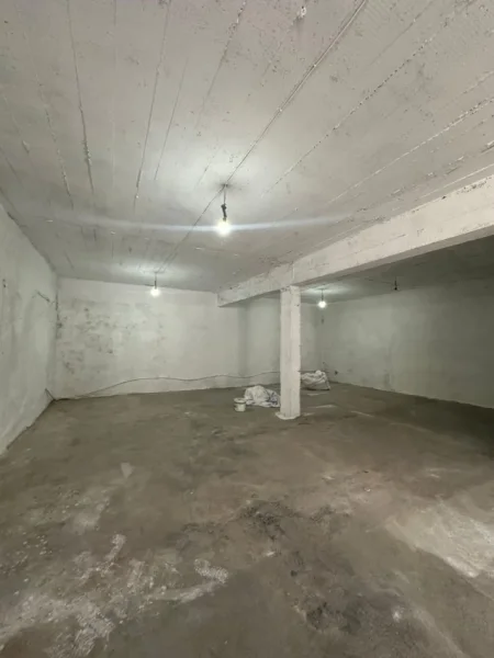 Tirane, jepet me qera magazine Kati 0, 600 m² 1.200 € (Kombinat)