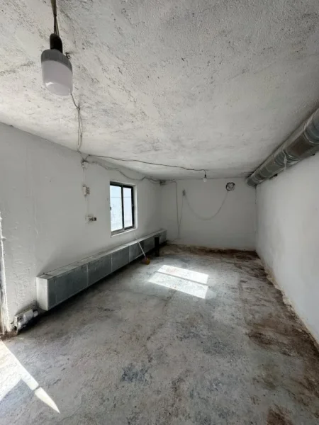 Tirane, jepet me qera magazine Kati 0, 600 m² 1.200 € (Kombinat)