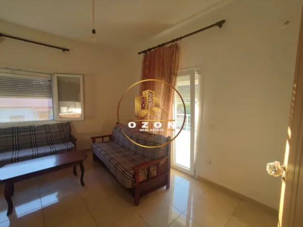 Tirane, jepet me qera apartament 1+1+Ballkon Kati 2, 75 m² 300 € (Sauk i Vjetër)