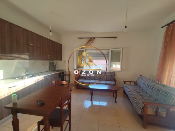Tirane, jepet me qera apartament 1+1+Ballkon Kati 2, 75 m² 300 € (Sauk i Vjetër)
