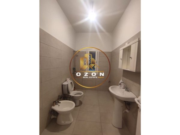 Tirane, jepet me qera apartament 1+1+Ballkon Kati 2, 75 m² 300 € (Sauk i Vjetër)