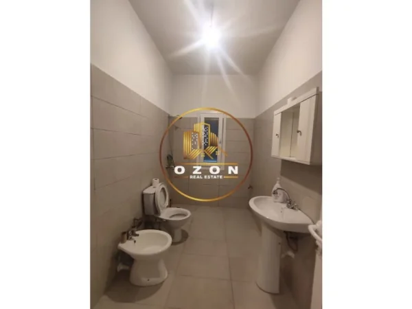 Tirane, jepet me qera apartament 1+1+Ballkon Kati 2, 75 m² 300 € (Sauk i Vjetër)