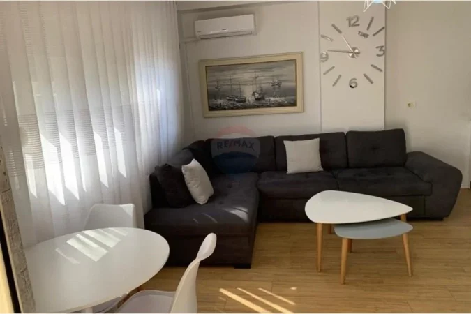 Tirane, jepet me qera apartament 1+1 Kati 5, 61 m² 600 € (Pazari i Ri - Rruga e Barrikadave,)