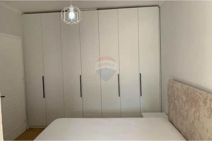 Tirane, jepet me qera apartament 1+1 Kati 5, 61 m² 600 € (Pazari i Ri - Rruga e Barrikadave,)