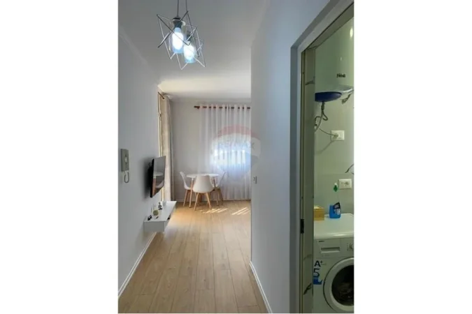 Tirane, jepet me qera apartament 1+1 Kati 5, 61 m² 600 € (Pazari i Ri - Rruga e Barrikadave,)