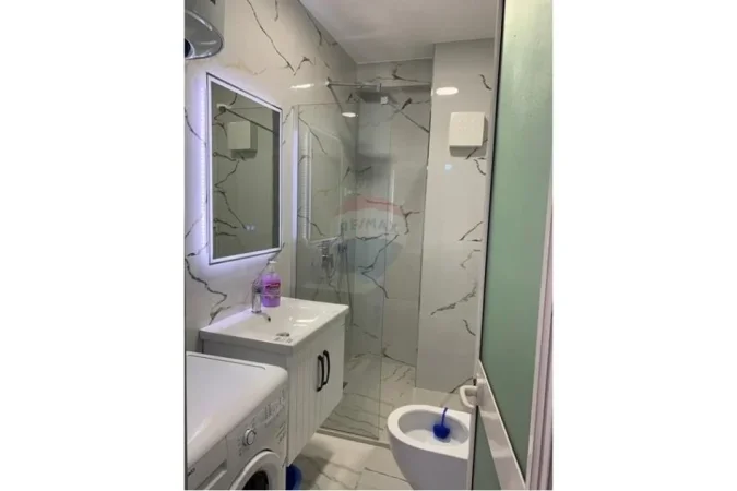 Tirane, jepet me qera apartament 1+1 Kati 5, 61 m² 600 € (Pazari i Ri - Rruga e Barrikadave,)