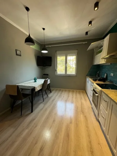 Tirane, jepet me qera apartament 1+1+Ballkon Kati 2, 60 m² 550 € (21 Dhjetori prane mozaikut te tiranes)