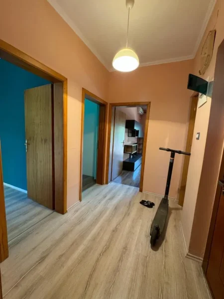 Tirane, jepet me qera apartament 1+1+Ballkon Kati 2, 60 m² 550 € (21 Dhjetori prane mozaikut te tiranes)