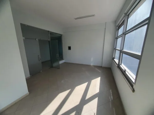 Tirane, jepet me qera zyre Kati 2, 36 m² 400 € (Zogu i Zi, Qatar Center)