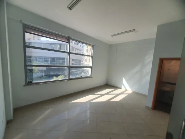 Tirane, jepet me qera zyre Kati 2, 36 m² 400 € (Zogu i Zi, Qatar Center)
