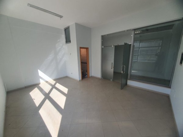 Tirane, jepet me qera zyre Kati 2, 36 m² 400 € (Zogu i Zi, Qatar Center)