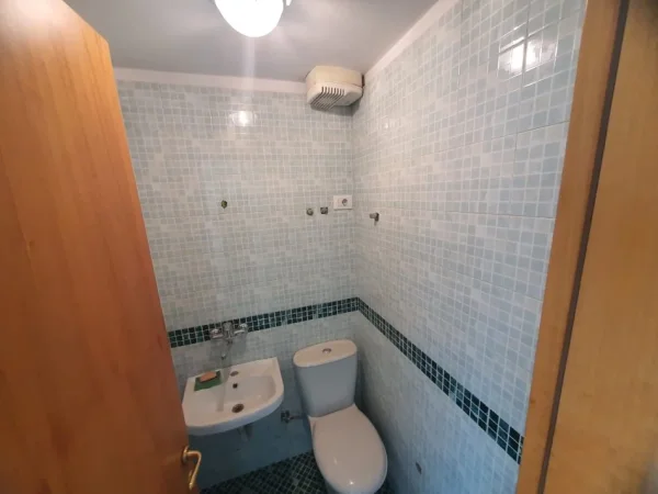 Tirane, jepet me qera zyre Kati 2, 36 m² 400 € (Zogu i Zi, Qatar Center)