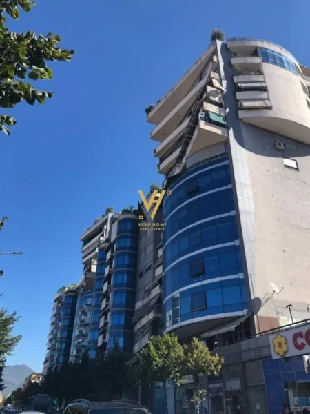 Tirane, shitet dyqan Kati 2, 34 m² 72.000 € (KOMPLEKSI HALILI)