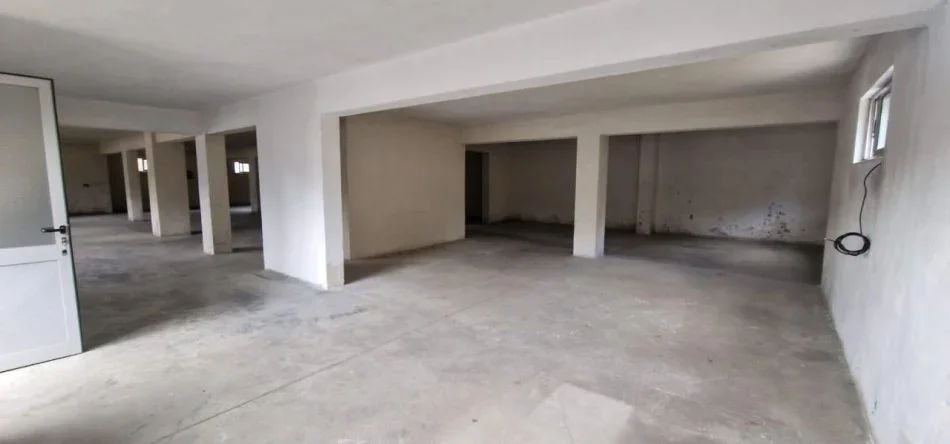 Tirane, jepet me qera magazine , 360 m² 800 € (Afer Casa Italia)