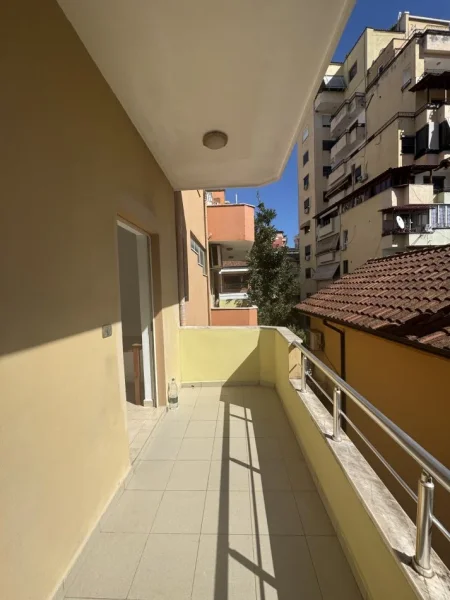 Tirane, jepet me qera Kati 3, 157 m² 800 € 