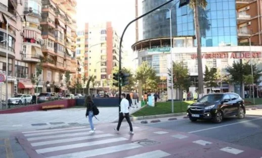 Tirane, jepet me qera dyqan Kati 0, 40 m² 350 € (Selvia)