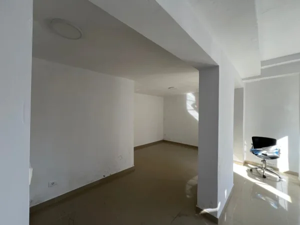 Tirane, jepet me qera ambjent biznesi Kati 0, 30 m² 200 € (Qyteti Studenti)