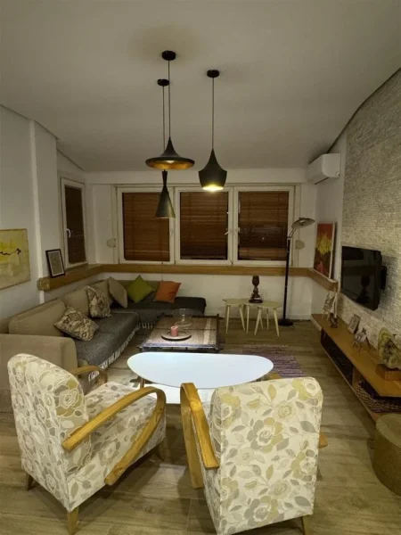 Tirane, jepet me qera apartament 2+1+Ballkon Kati 7, 120 m² 800 € (TSACIONI I TRENIT)