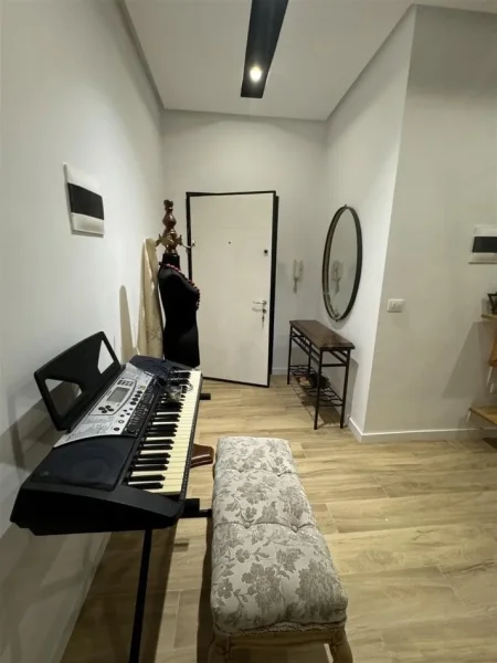 Tirane, jepet me qera apartament 2+1+Ballkon Kati 7, 120 m² 800 € (TSACIONI I TRENIT)