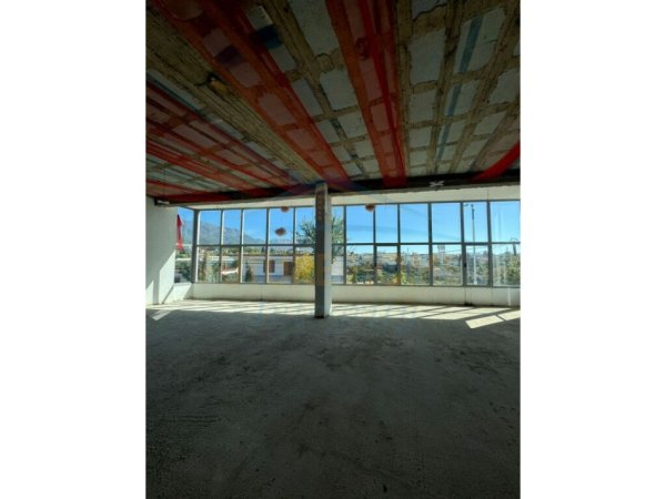 Tirane, jepet me qera ambjent biznesi Kati 1, 258 m² 800 € (Babrru)