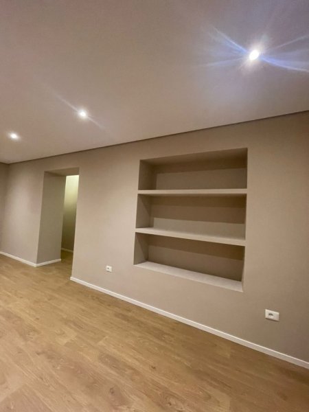Tirane, jepet me qera apartament 2+1+Ballkon Kati 2, 95 m² 950 € (Rruga e Kavajes)