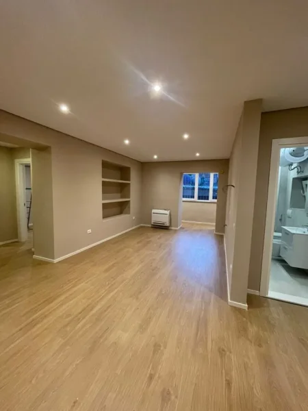 Tirane, jepet me qera apartament 2+1+Ballkon Kati 2, 95 m² 950 € (Rruga e Kavajes)